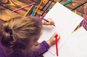 Meisje tijdens orthopedagogische behandeling